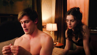 Lily Collins se ve muy sexy en esa ropa interior en una escena de sexo - Con amor, Rosie (2014)