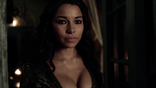 Jessica Parker Kennedy desnuda, Clara Paget sexy, escena lésbica en - Black Sails s02e02 (2015)