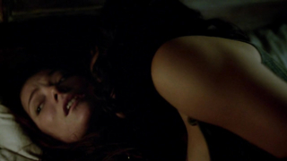 Jessica Parker Kennedy desnuda, Clara Paget sexy, escena lésbica en - Black Sails s02e02 (2015)