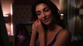 Beau Garrett sexy, Necar Zadegan sexy, escena de ropa interior - Guía de novias para el divorcio s01e01-07 (2014)