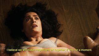 Salma Hayek desnuda, escena en - Everly (2014)