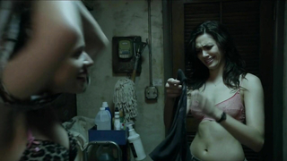 Ileana Huxley nuda, Emmy Rossum sexy, scena in intimo - Shameless s05e01 (2015)