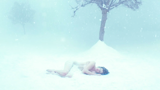 Eva Green luce muy sexy con ese bikini. - White Bird in a Blizzard (2014)