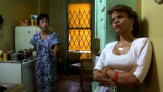 Rosie Perez en el clip se ve con un sexy vestido azul ajustado - Do the Right Thing (1989)