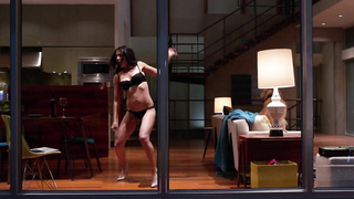 Lisa Edelstein en lencería negra, escena de - Girlfriends' Guide to Divorce s01e03 (2014)