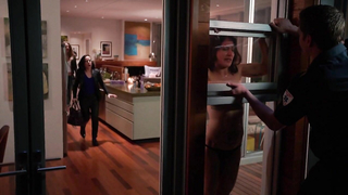 Lisa Edelstein en lencería negra, escena de - Girlfriends' Guide to Divorce s01e03 (2014)