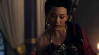 Escena lésbica con Olivia Cheng y Leifennie Ang - Marco Polo s01e06 (2014)