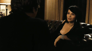 Juliette Binoche nue, Kristen Stewart sexy, scène de - Clouds of Sils Maria (2014)