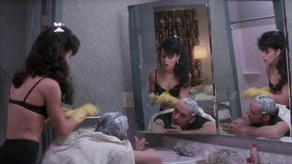 Debi Mazar tem lindos peitos durante o sexo, cena de - Money for Nothing (1993)