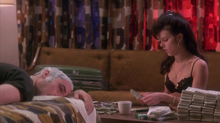 Debi Mazar tem lindos peitos durante o sexo, cena de - Money for Nothing (1993)