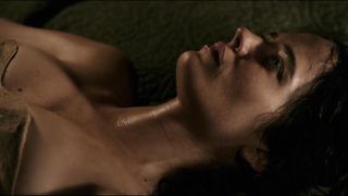 Eva Green sexy, se ve muy sexy. Tenemos algo de escote de ella: The Salvation (2014)