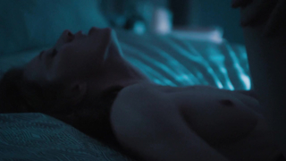 Carrie Coon desnuda, pechos - The Leftovers s01e07 (2014)