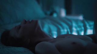 Carrie Coon desnuda, pechos - The Leftovers s01e07 (2014)