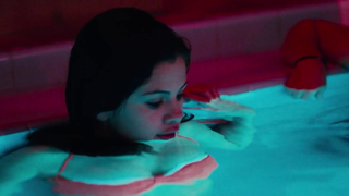 Selena Gomez seksowna scena bikini - Spring Breakers (2013)