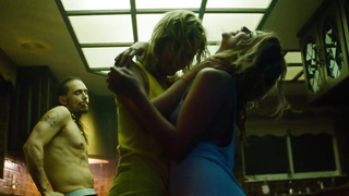 Vanessa Hudgens desnuda, Ashley Benson desnuda, escena erótica - Spring Breakers (2013)