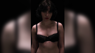 Scarlett Johansson, escena en - Bajo la piel (2014)