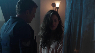 Roxanne McKee, scena w Dominion s01e02 (2014)