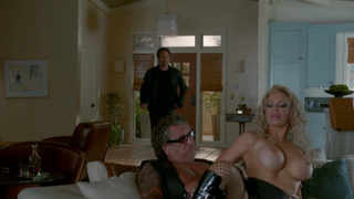 Diana Terranova, Kelen Coleman, scena w Californication s07e12 (2014)