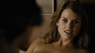 Alice Eve desnuda, escena en Crossing Over (2009)