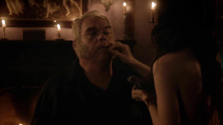 Janet Montgomery, Azure Parsons nua, cena de sexo de Salem s01e01 (2014)