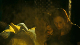 Julianne Moore, Amanda Seyfried, Nina Dobrev nuas, cena de sexo de Chloe (2009)