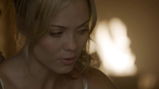 Laura Vandervoort desnuda, escena de sexo de Bitten s01e09 (2014)