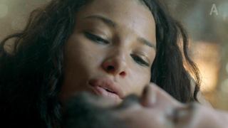 Louise Barnes y Jessica Parker Kennedy desnudas, escena de sexo de Black Sails s01e04 (2014)