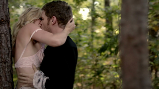 Candice Accola nua, cena de sexo de The Vampire Diaries s05e11-12 (2014)