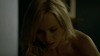 Laura Vandervoort y Amber Cull desnudas, escena de sexo de Bitten s01e01 (2014)