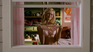 Pamela Anderson y Sara Paxton - Película de superhéroes (2008)