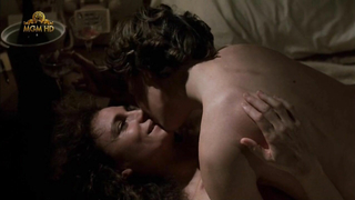 Virginia Madsen y Jacqueline Bisset desnudas, escena de sexo de Class (1983)