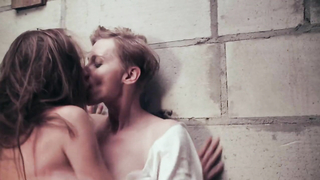 Aleksandra Padzikowska e Malgorzata Kowalska nude, scena di sesso da Wsi spokojna (2015)