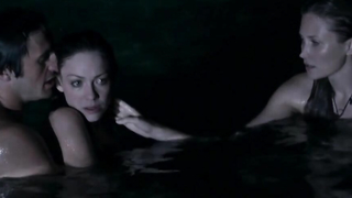 Anna Skellern e Tereza Srbova nuas, cena de sexo de Siren (2010)