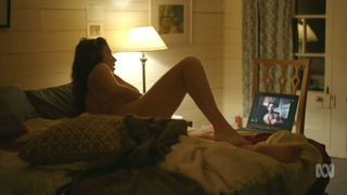 Sophie Lowe y Sarah Snook desnudas, escena de sexo de The Beautiful Lie s01e01-04 (2015)