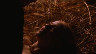 Amanda Seyfried desnuda, escena de sexo de Caperucita Roja (2011)