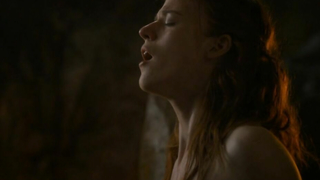 Rose Leslie desnuda, escena de sexo de Juego de Tronos s03e05 (2013)