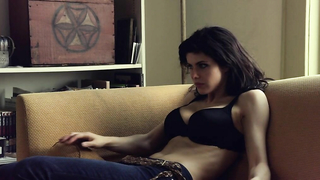 Alexandra Daddario nuda, scena di sesso da Texas Chainsaw (2013)