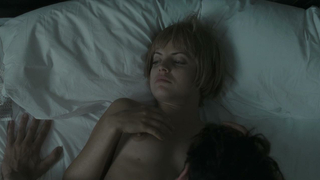 Mena Suvari nua, cena de sexo de Jardim do Éden (2008)