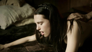 Katie McGrath nago, scena seksu z Labiryntu (2012)