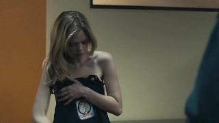 Escena erótica de Dreama Walker de Compliance (2012)