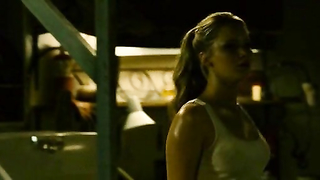 Escena erótica de Jennifer Lawrence de La casa al final de la calle (2012)