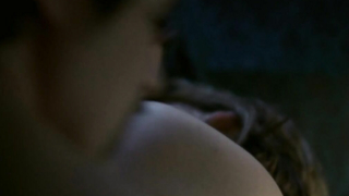 Kathleen Robertson e Maya Stange nuas, cena de sexo de XX XY (2002)