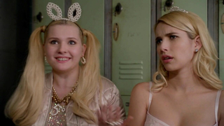 Escena erótica de Emma Roberts de Scream Queens s02e01 (2016)