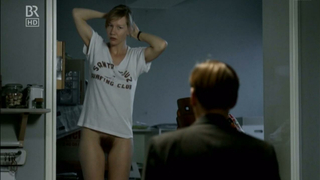 Sandra Huller nuda, scena di sesso da Uber uns das All (2011)