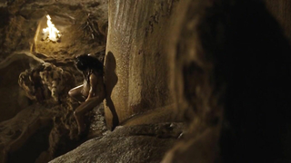 Aruna Shields nua, cena de sexo de Ao Le Dernier Neandertal (2010)