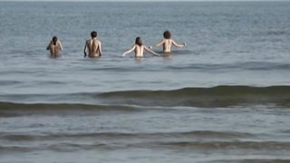 Esther Zimmering ve Janina Rudenska ve Elisabeth Marie Leistikow çıplak, Ins Blaue'den (2012) seks sahnesi