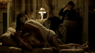 Marisa Paredes y Arly Jover y Lou Doillon desnudas, escena de sexo de Gigola (2010)