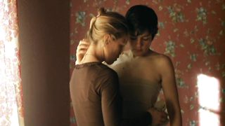 Anneke Kim Sarnau e Jasmin Tabatabai nuda, scena di sesso da Fremde Haut (2005)