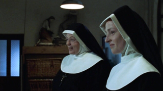 Anne scena erotica da Marie Duff e Nora scena erotica da Jane Noone e Dorothy Duffy ed Eileen Walsh scena erotica da The Magdalene Sisters (2002)