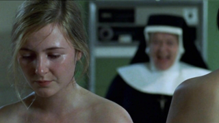 Anne scena erotica da Marie Duff e Nora scena erotica da Jane Noone e Dorothy Duffy ed Eileen Walsh scena erotica da The Magdalene Sisters (2002)